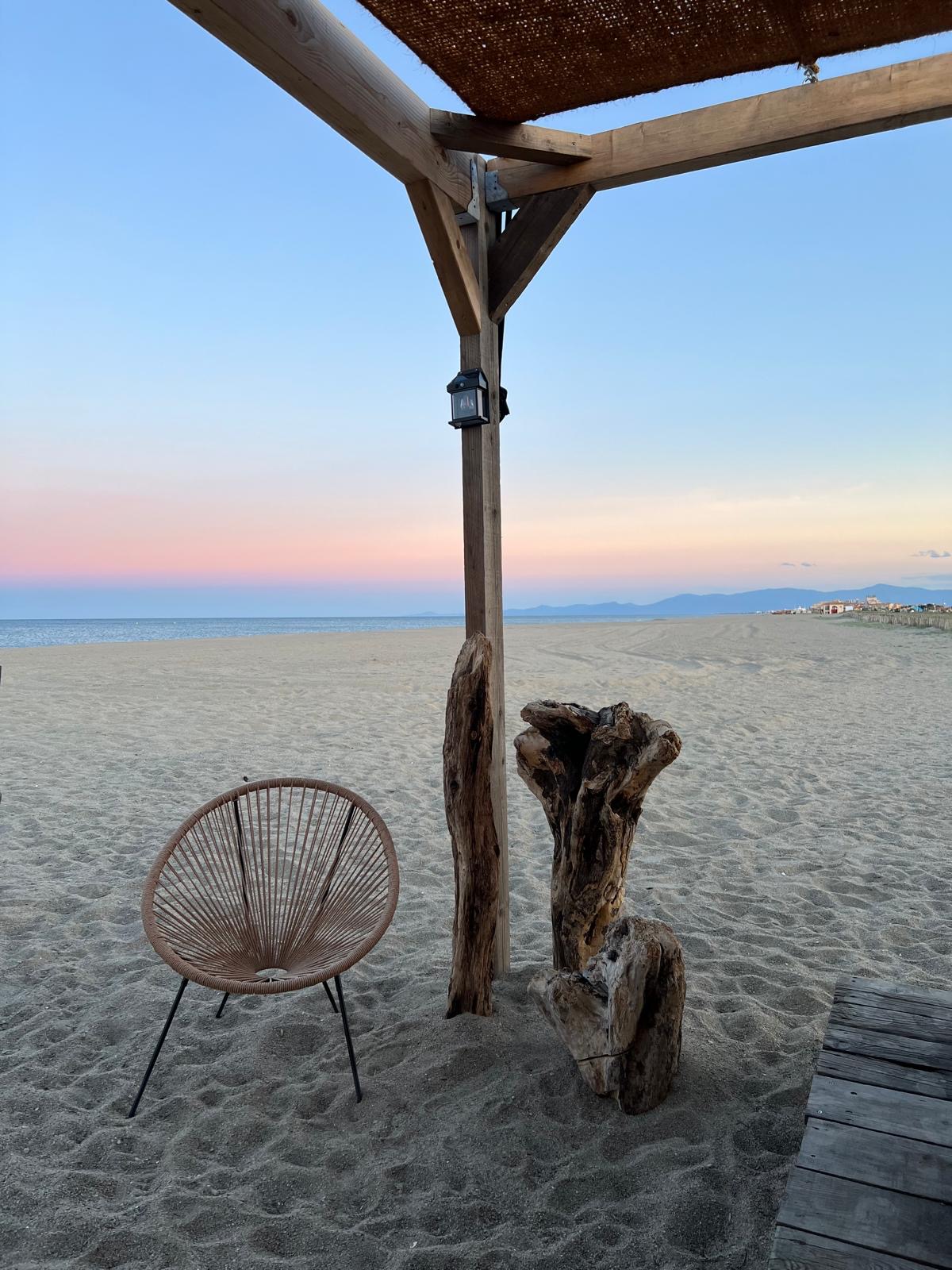 Fauteuil Acapulco et bois flotté sous la pergola