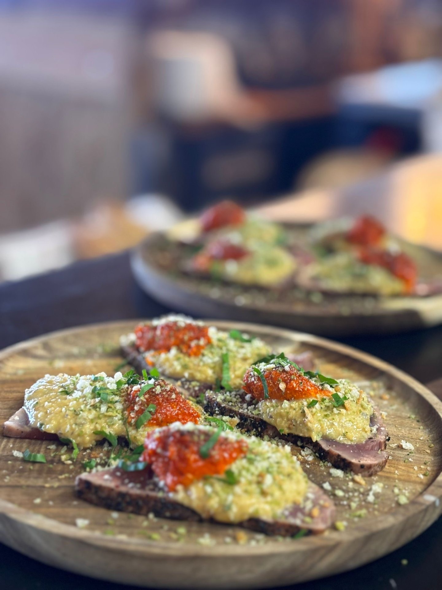 Tataki de thon mi-cuit, gremolata et œufs de truite