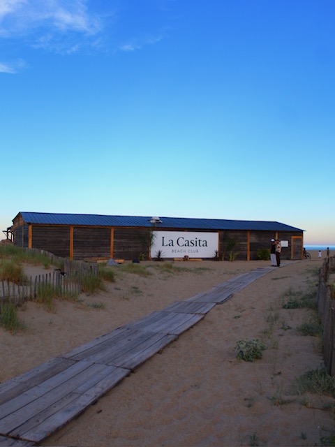 Façade La Casita Beach Club au crépuscule