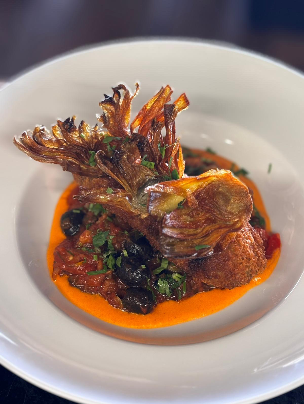 Artichaut frit, sauce tomate corsée et olives noires